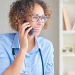 Una profesional sanitaria realizando una consulta por teléfono