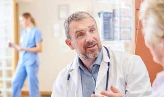 Profesionales de la salud hablando con sus pacientes en la consulta clínica