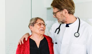 Médico experto con una paciente de edad avanzada